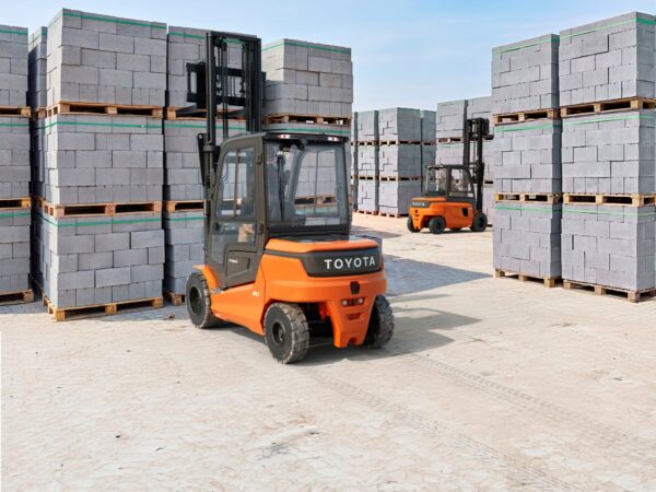 4-Wheel Electric Forklifts - Image 6
