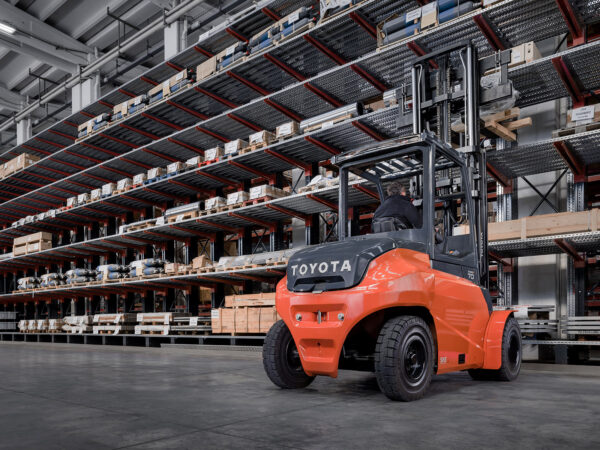 4-Wheel Electric Forklifts - Image 3