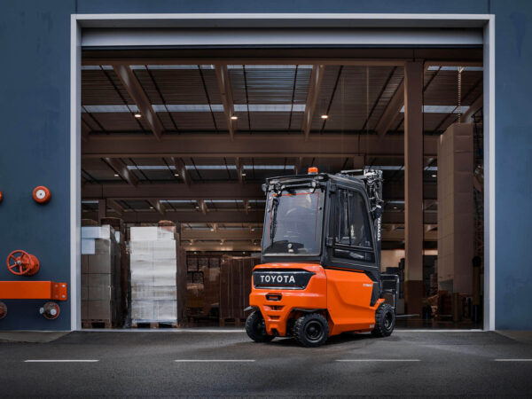 4-Wheel Electric Forklifts - Image 2