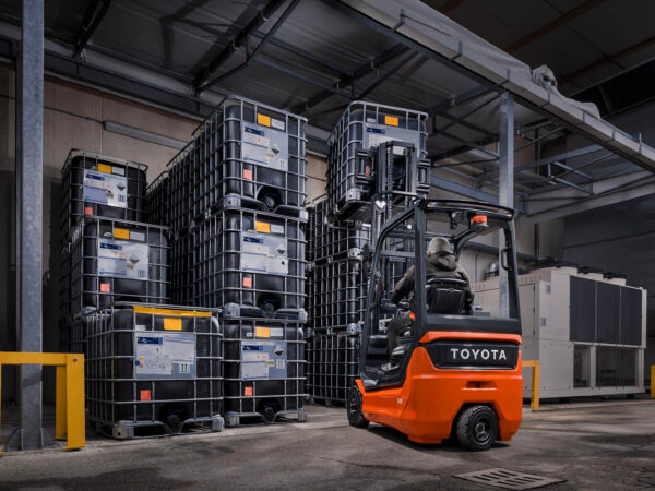 3-Wheel Electric Forklifts - Image 2